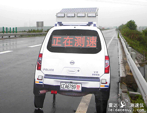 浙江交警移动测速仪正在测速